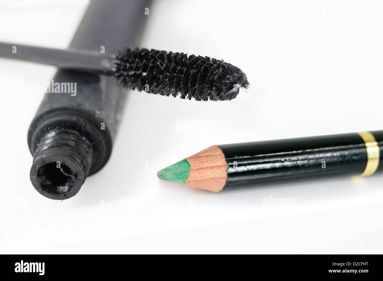 Make-up für Augen - schwarze Mascara und grünen Bleistift Stockfoto