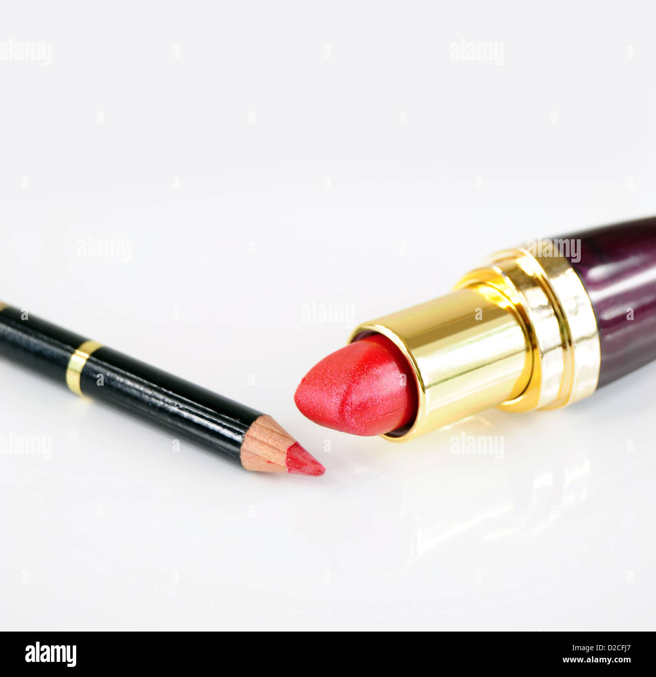 Nahaufnahme von roten Lippenstift und Bleistift auf weißem Hintergrund Stockfoto