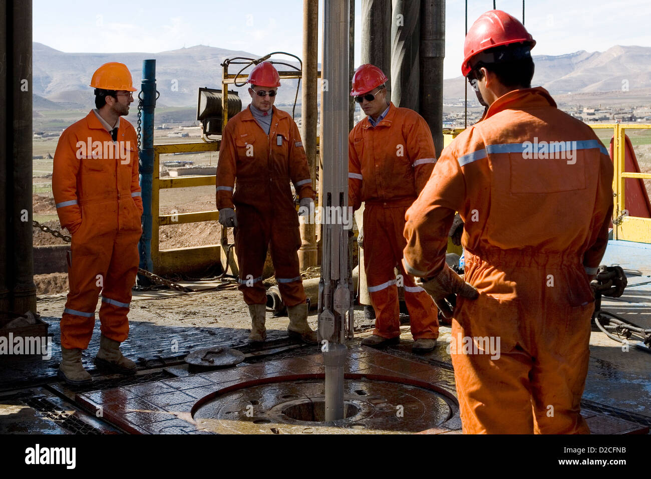 Onshore-Öl und Gas Exploration Site mit Besatzungsmitglieder herausziehen Draht Linie Werkzeuge während der Anmeldung auf Rig-Plattform Irakisch-Kurdistan Stockfoto