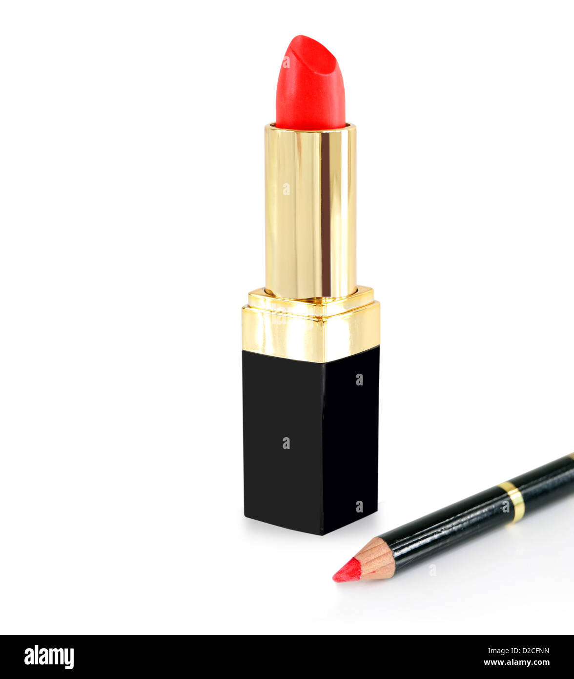 Roten Lippenstift und Bleistift auf weißem Hintergrund Stockfoto