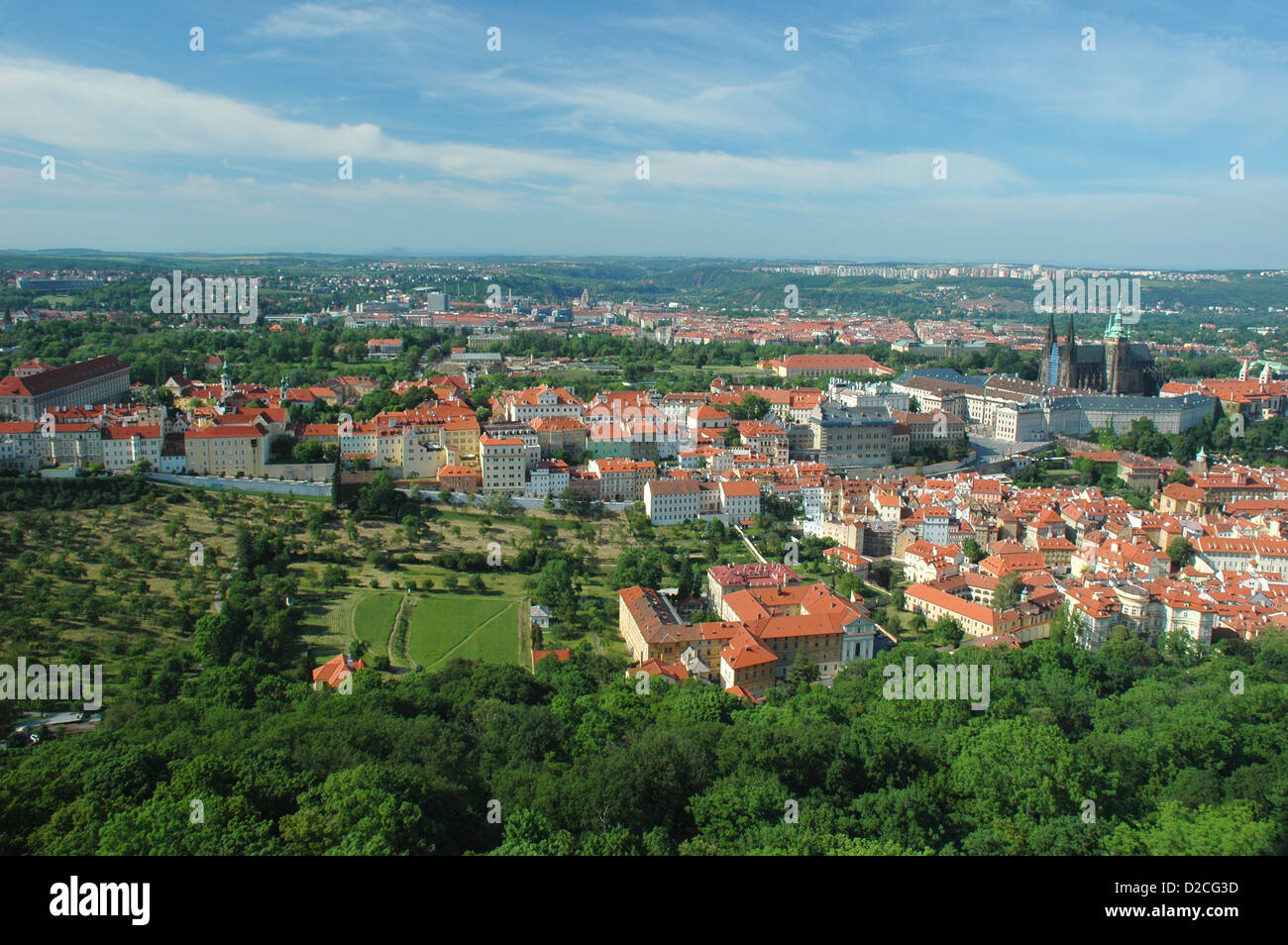 Blick über die Stadt Prag von der Spitze der Aussichtsturm auf dem Petrin-Hügel. Prager Burg kann in der mittleren Entfernung gesehen werden. Stockfoto