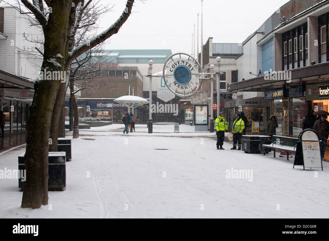 Markt-Weg in Schneewetter, Stadtzentrum von Coventry, UK Stockfoto