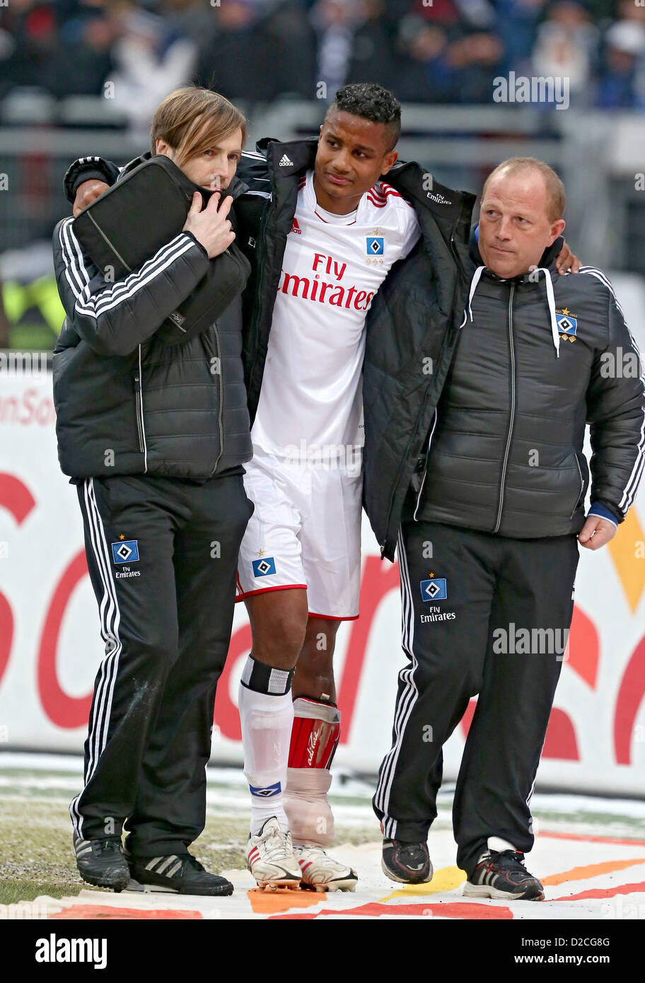 Hamburgs Michael Mancienne (C) verlässt das Feld, während die deutschen Bundesliga-Fußballspiel zwischen FC Nürnberg und den Hamburger SV im Stadion Nürnberg in Nürnberg, 20. Januar 2013 verletzt. Foto: DANIEL KARMANN (Achtung: EMBARGO Bedingungen! Die DFL ermöglicht die weitere Nutzung der nur bis zu 15 Bilder (keine Sequntial Bilder oder Video-ähnliche Reihe der Bilder erlaubt) über das Internet und Online-Medien während des Spiels (einschließlich Halbzeit), im Stadion oder vor dem Start des Spiels entnommen. Die DFL erlaubt die uneingeschränkte Übertragung von digitis Stockfoto