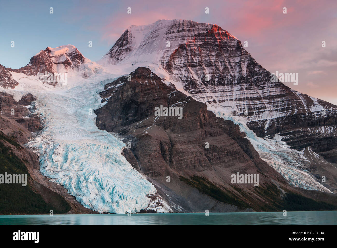 Sonnenuntergang am Mount Robson als Wolken wiederum rosa oben, Robson Provincial Park, kanadischen Rocky Mountains, British Columbia, Kanada. Stockfoto