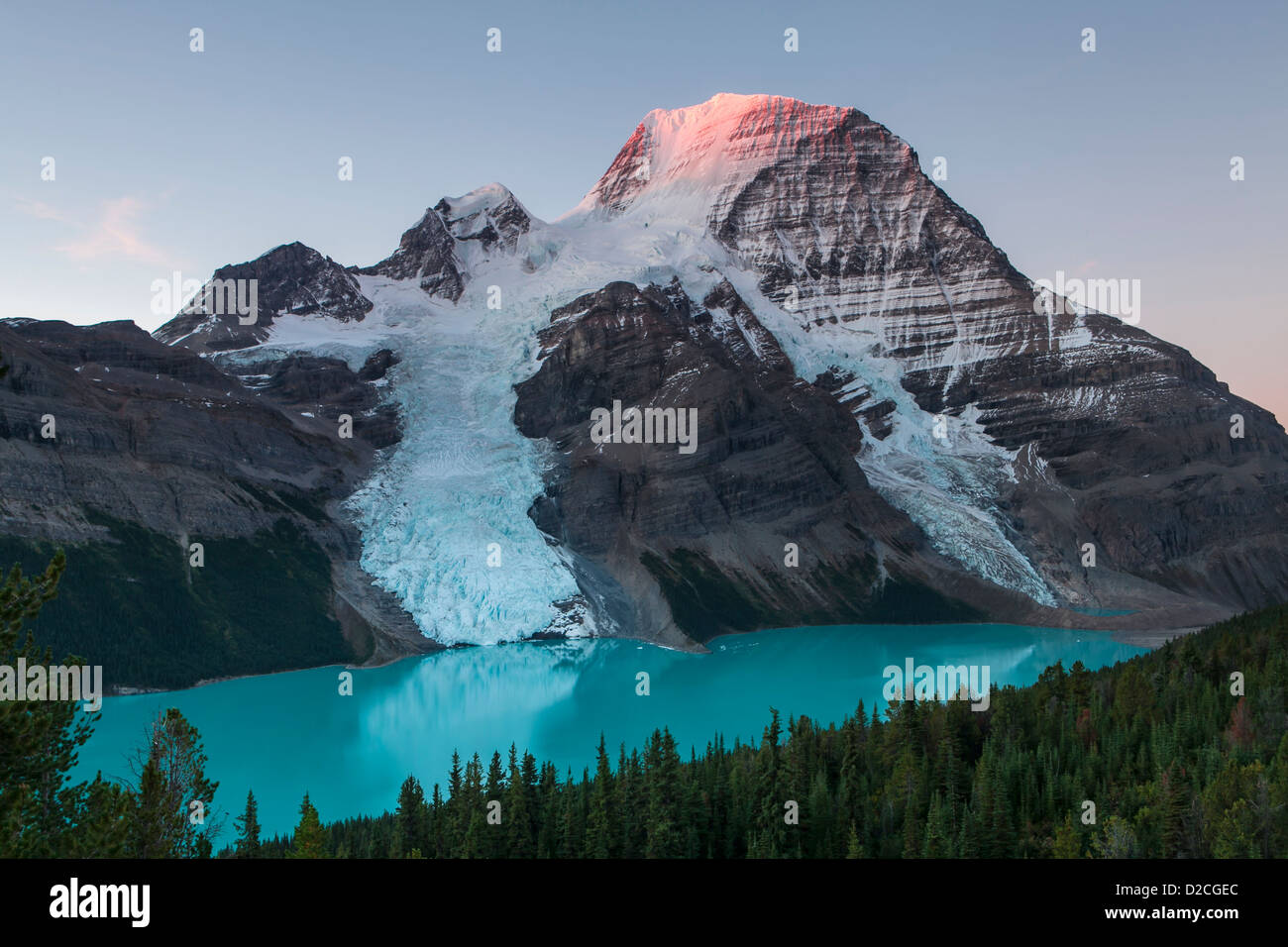 Licht am Mount Robson über Berg-See, Robson Provincial Park, kanadischen Rocky Mountains, British Columbia, Kanada. Stockfoto