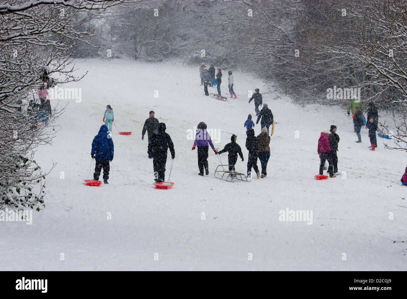 Während der Schnee, und winterlichen Bedingungen in London genießen die Mitglieder der Öffentlichkeit Wintersport auf Pole HIll Chingford North East London UK Stockfoto