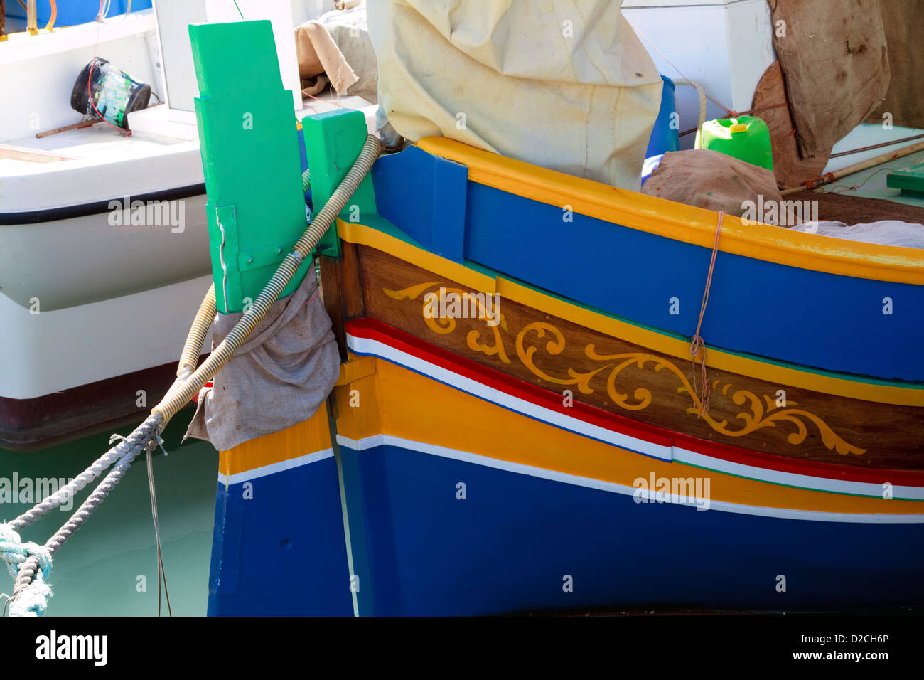 Nahaufnahme des Stern von einem traditionellen Fischerboot im Hafen von Marsaxlokk, Malta Stockfoto