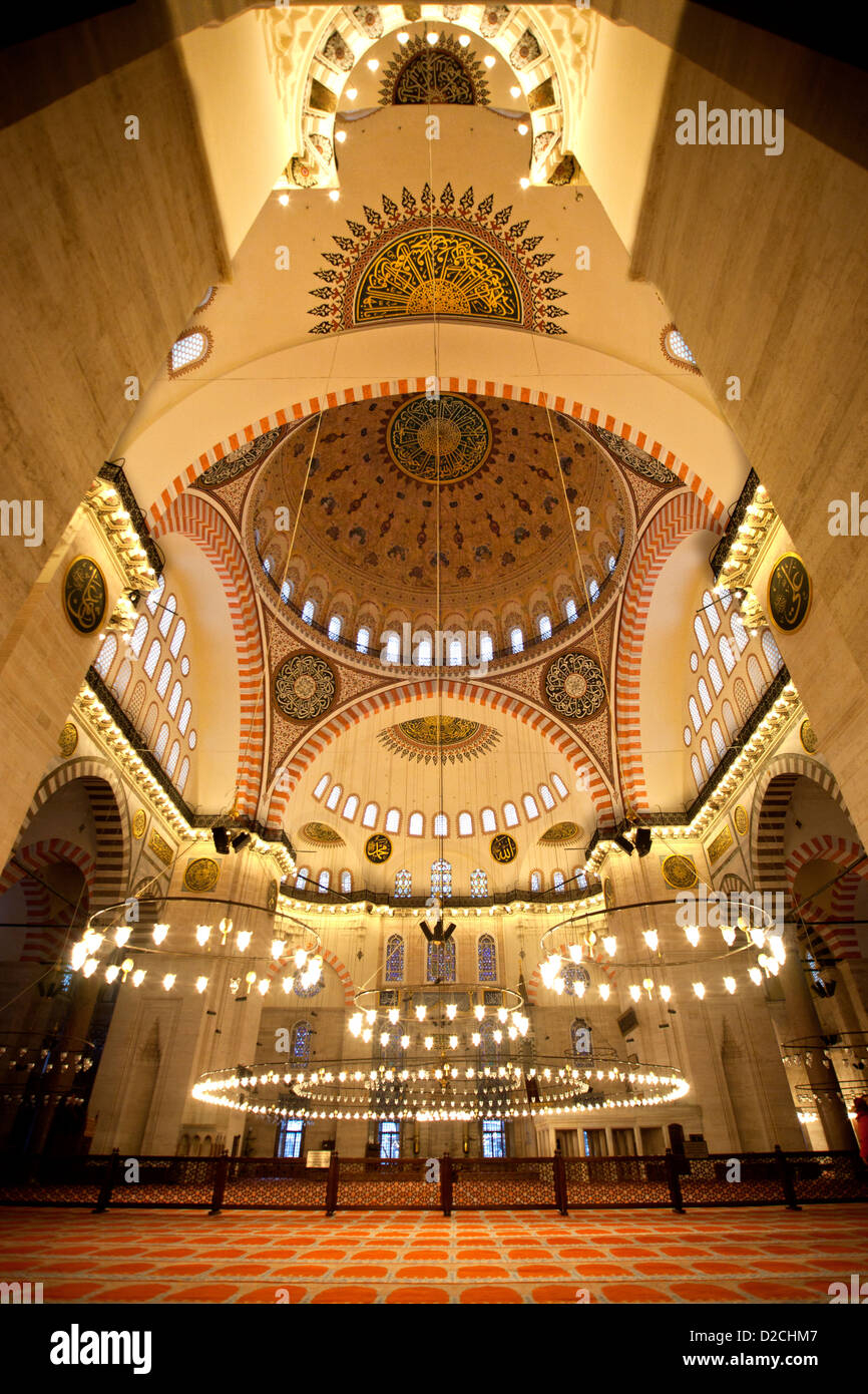 ISTANBUL TÜRKEI - Süleymaniye-Moschee (Süleymaniye Camii Sultan Süleyman) Innenraum mit Bögen, Kronleuchtern und Teppich Stockfoto
