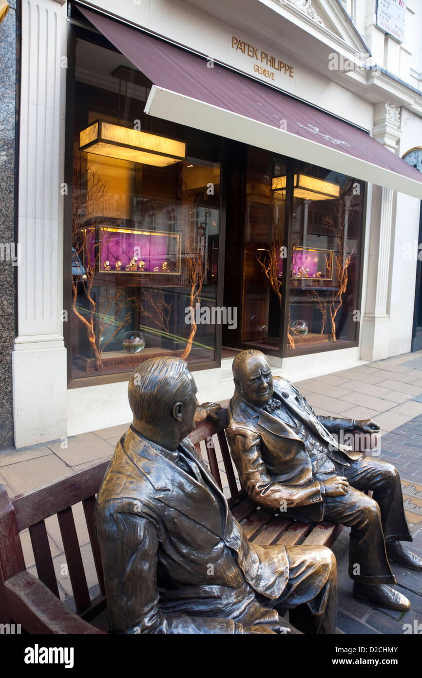 Statue, Winston Churchill und Franklin D Roosevelt draußen Patek Philippe, Uhrmacher und Händler, Bond Street, London, UK Stockfoto