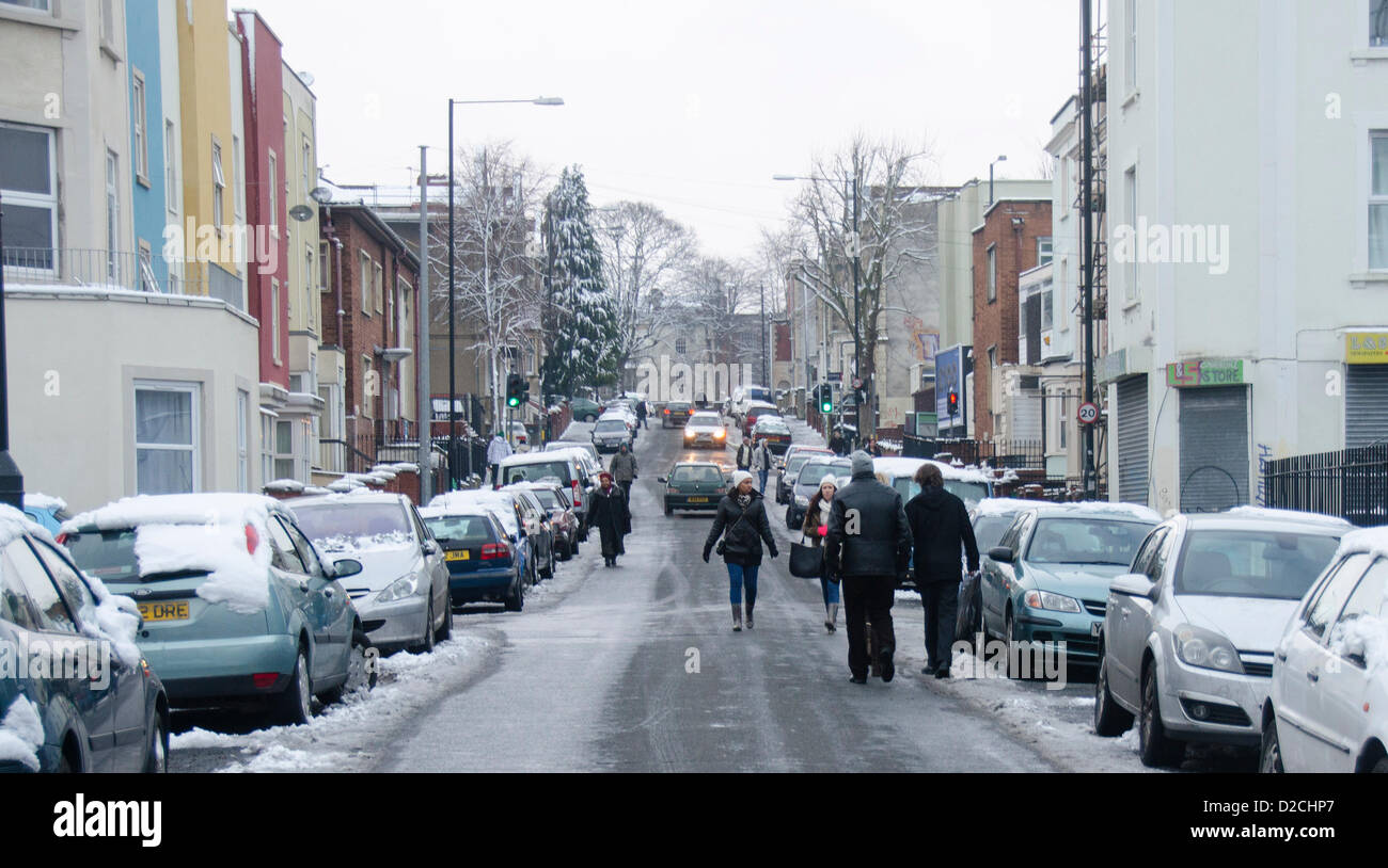 Passanten auf der Straße wegen der eisigen, rutschige Beläge, Winter in St. Pauls, Bristol, England, Vereinigtes Königreich, Sonntag Nachmittag, 20. Januar 2013 Stockfoto