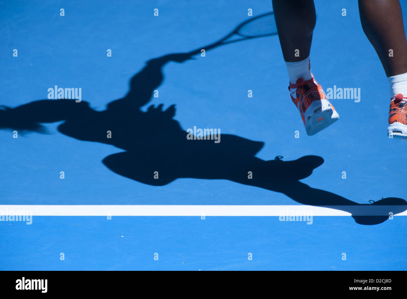 19. Januar 2013 - SERENA WILLIAMS (USA) wirft einen unverwechselbaren Schatten in 2013 Australian Open Spiel Action gegen AYUMI MORITA (JPN) am sechsten Tag des Grand-Slam-Turniers. Williams gewann das Spiel mit 6-1, 6-3 in Melbourneâ€™ s Rod Laver Arena. (Kredit-Bild: © Ken Hawkins/ZUMAPRESS.com) Stockfoto