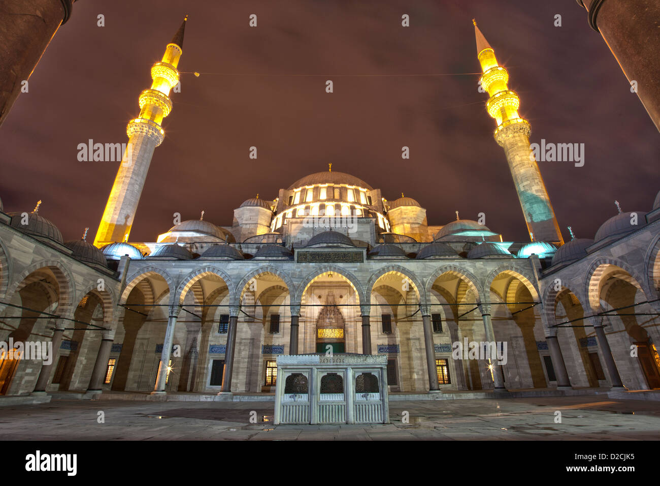 ISTANBUL TÜRKEI - Süleymaniye-Moschee (Süleymaniye Camii Sultan Süleyman) Innenhof und Minaretten bei Nacht mit Flutlicht Stockfoto