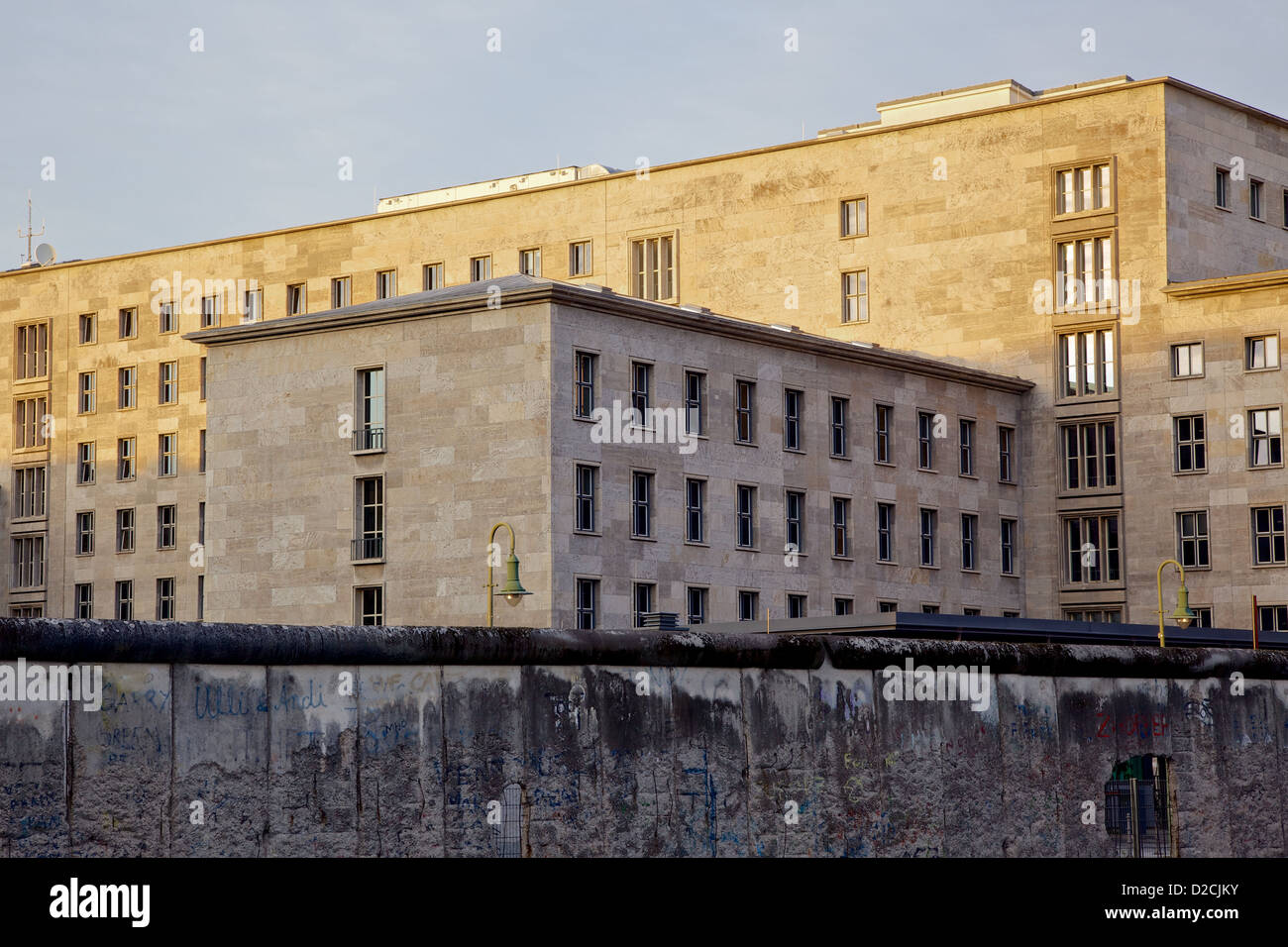 Die Berliner Mauer, mit dem Bundesministerium der Finanzen, (zuvor der Sowjet-Ära Ministerium der Ministerien) im Hintergrund Stockfoto