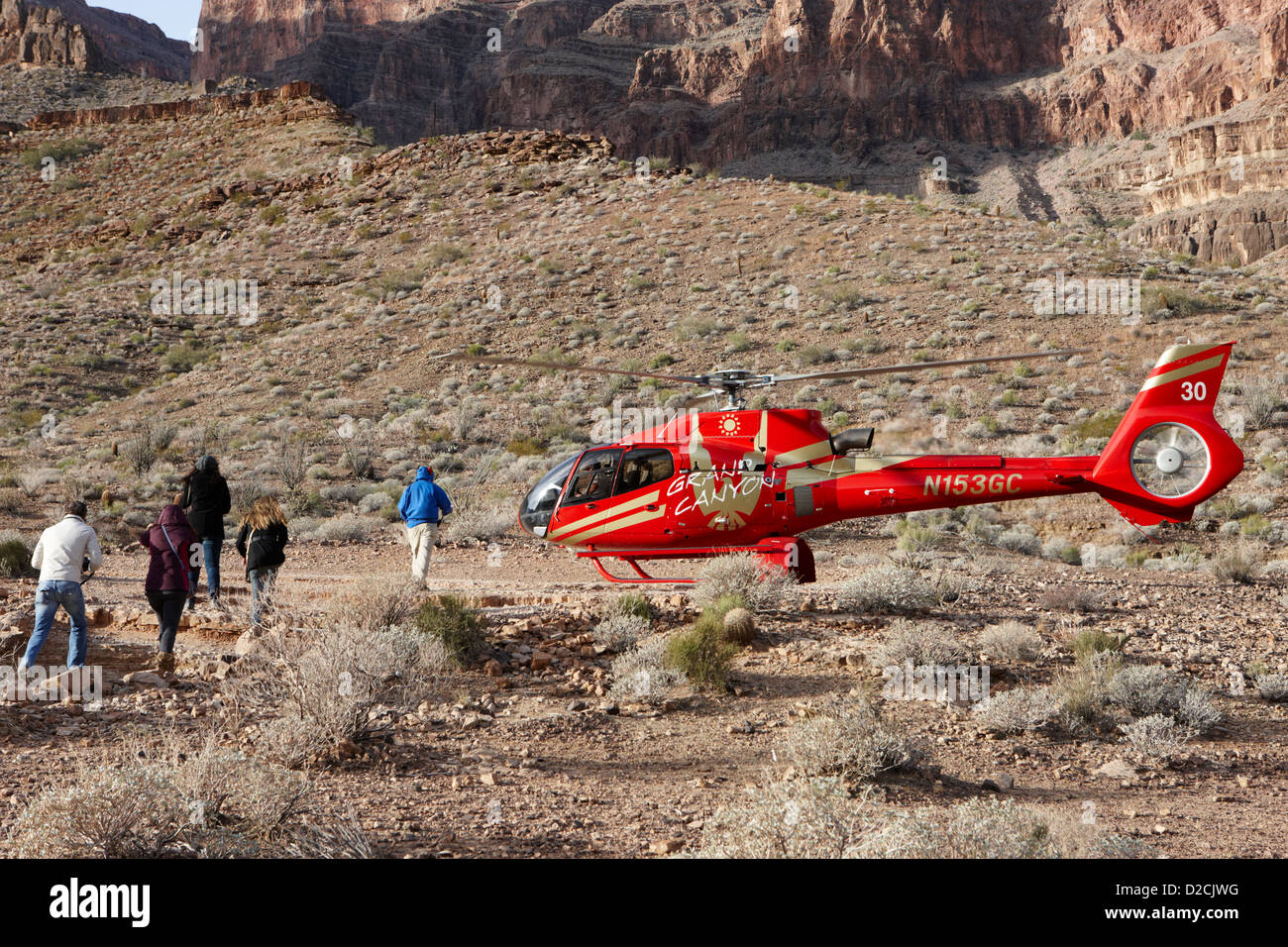 Passagiere, die auf Hubschraubertour verlassen landete auf Pad hinunter in den Grand Canyon Arizona USA Stockfoto