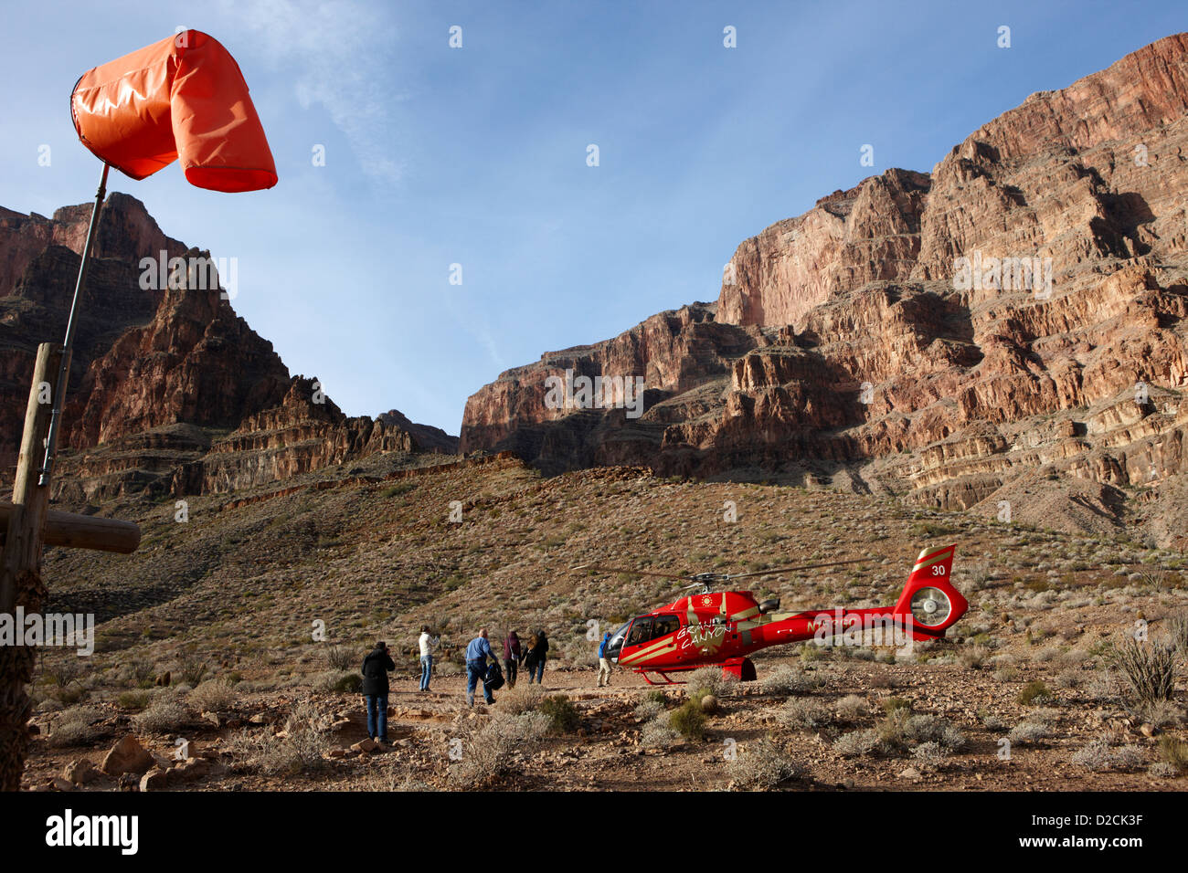 Windsack und Passagiere auf Hubschraubertour landete auf Pad hinunter in den Grand Canyon Arizona USA Stockfoto