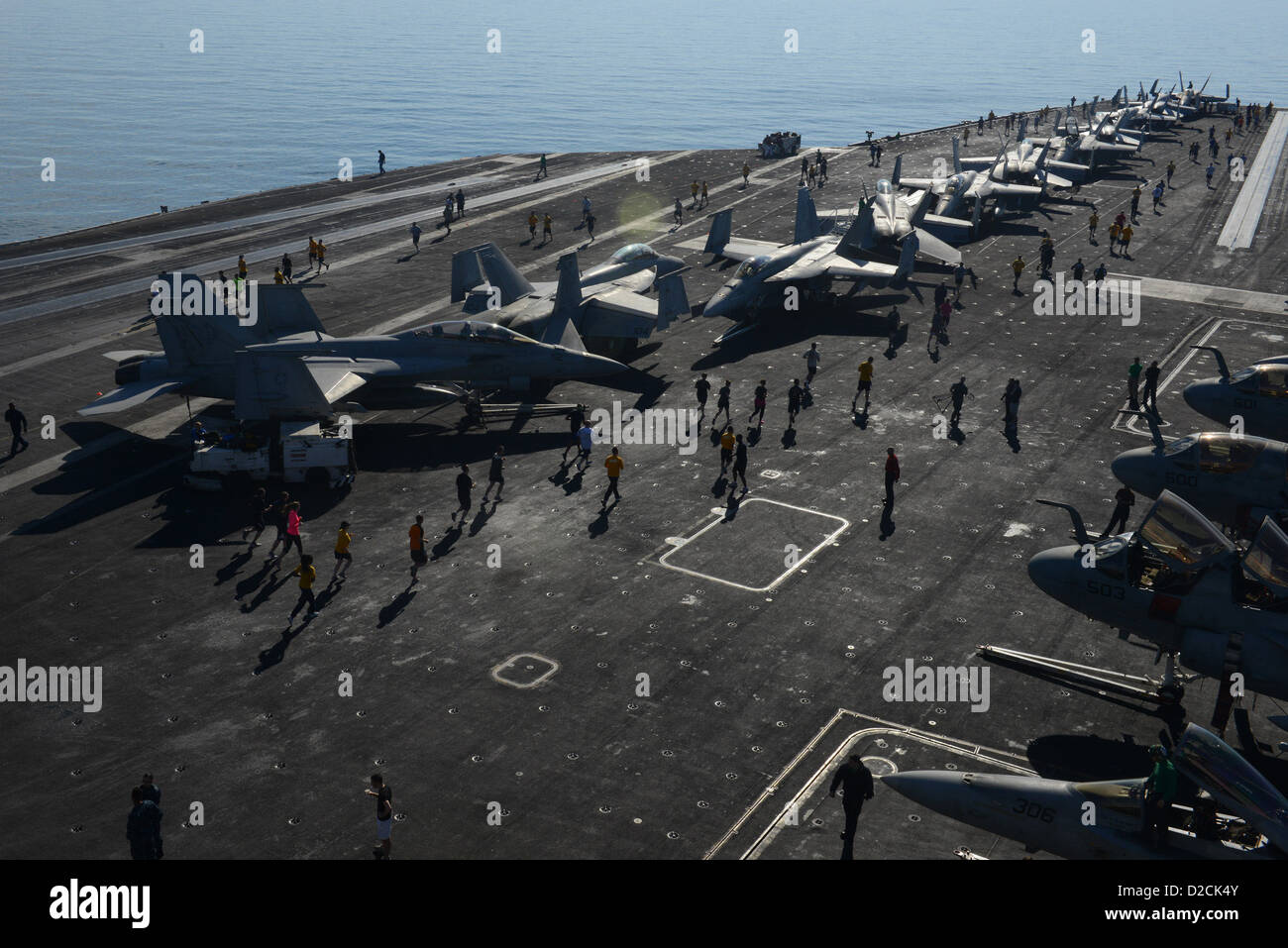 Seeleute an Bord der USS John C. Stennis nehmen an einem 5K-Lauf auf dem Flugdeck Teil, Teil des körperlichen Vorbereitungstrainings während des Einsatzes des Schiffes im Gebiet der 5. US-Flotte. Das Schiff führt Maßnahmen zur Gefahrenabwehr im Seeverkehr durch und unterstützt regionale Stabilitätsbemühungen. Stockfoto