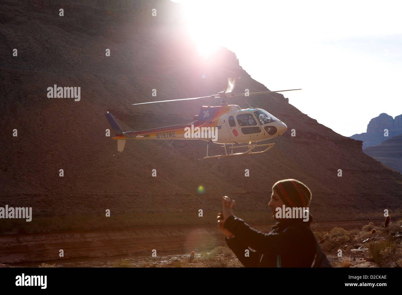 Touristen fotografieren mit Ihrem Smartphone als Papillon Helikopter Tours kommt in den Grand Canyon Arizona USA landen Stockfoto