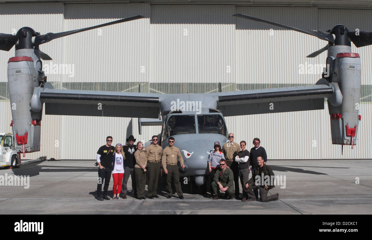 Die "Clone Wars"-Darsteller besuchen Marine Medium Tiltrotor Squadron 163 an Bord der Marine Corps Air Station Miramar vor der Vorbereitung für zwei private Episode-Vorführungen zeigen bei der Air Station Kino Jan. 18. Stockfoto