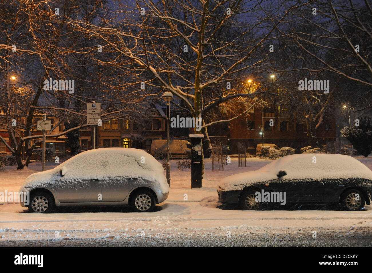 Turnpike Lane, London, UK. 20. Januar 2013. Schnee fällt in Turnpike Lane. Schnee fällt im Zentrum von London. Alamy Live-Nachrichten Stockfoto