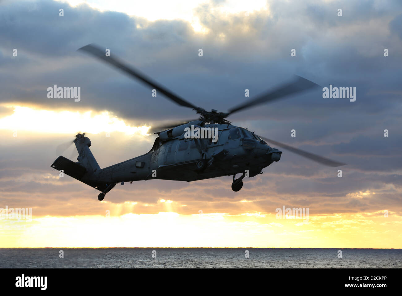 MH-60 s Knighthawk vom Hubschrauber Meer bekämpfen Geschwader 28. fährt das Flugdeck der amphibischen Angriff Schiff USS Kearsarge) Stockfoto