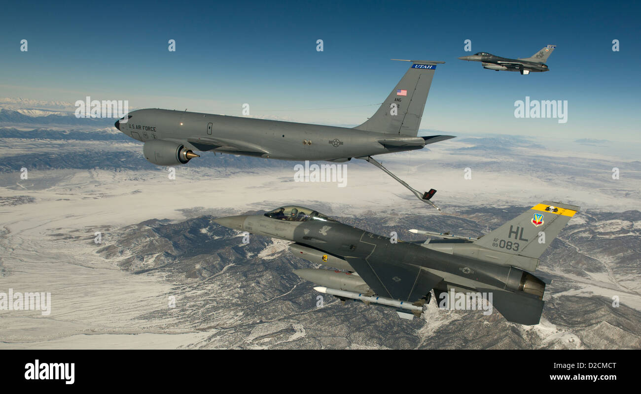 Luft-Luft zu tanken, KC-135 und f-16 Fighting Falcon Stockfoto
