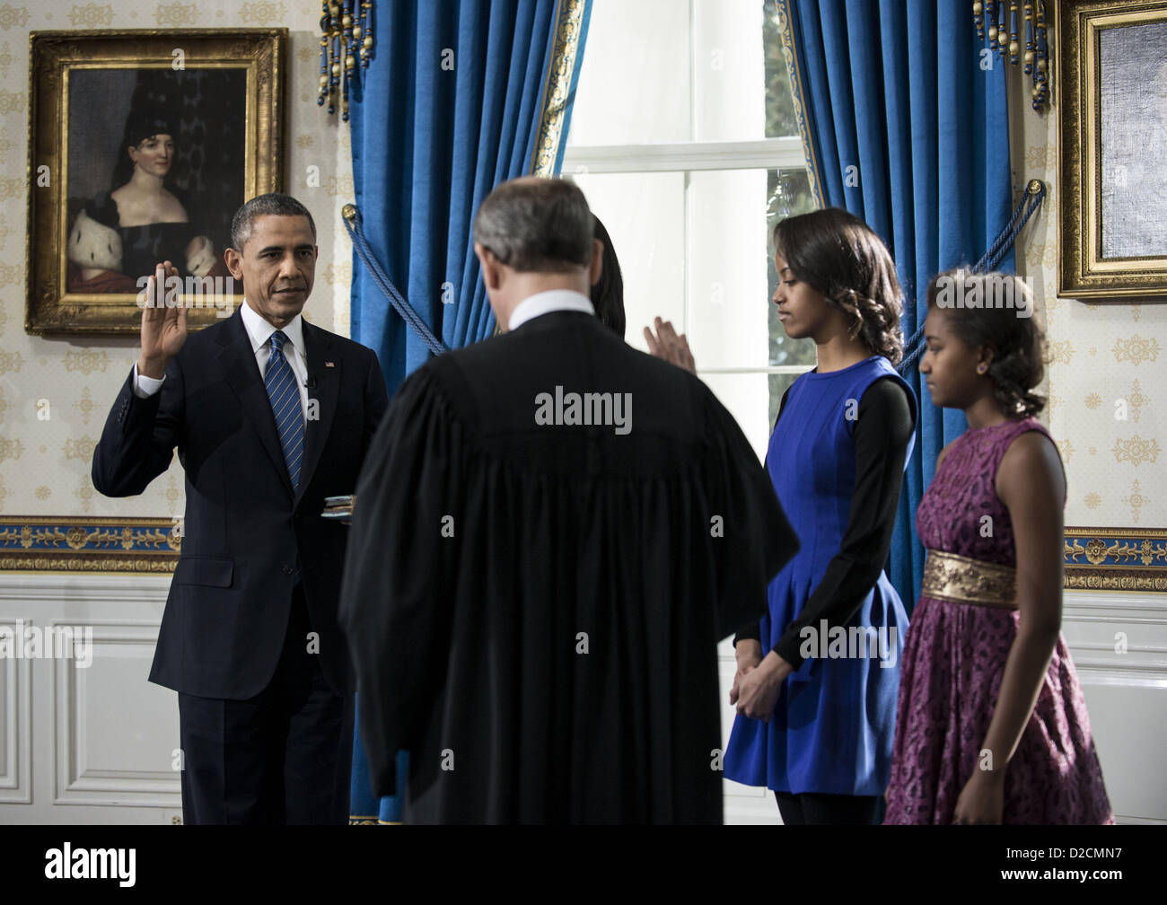 Washington, District Of Columbia, USA 20. Januar 2013. Malia Obama (2R) und Sasha Obama (R) zusehen, wie United States Supreme Court Chief Justice John Roberts Jr. (2 L) verwaltet den Amtseid als US-Präsident Barack Obama (L) für eine zweite Amtszeit als Präsident im Blue Room des weißen Hauses 20. Januar 2013 in Washington, D.C. vereidigt wird. Obama wurde offiziell für seine zweite Amtszeit als 44. Präsident der Vereinigten Staaten während der 57. Presidential Inauguration vereidigt, sondern nimmt auch an einer feierlichen Vereidigung am Montag. (Kredit-Bild: © Brendan Smialowski/Pool/Cnp/P Stockfoto