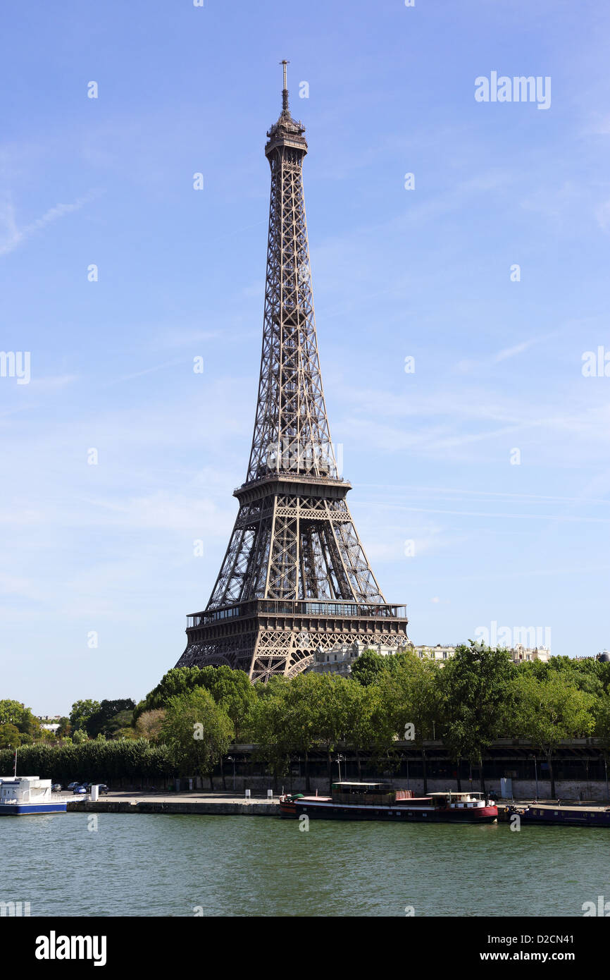 Wahrzeichen von Paris - den Eiffelturm, Blick vom Fluss Stockfoto