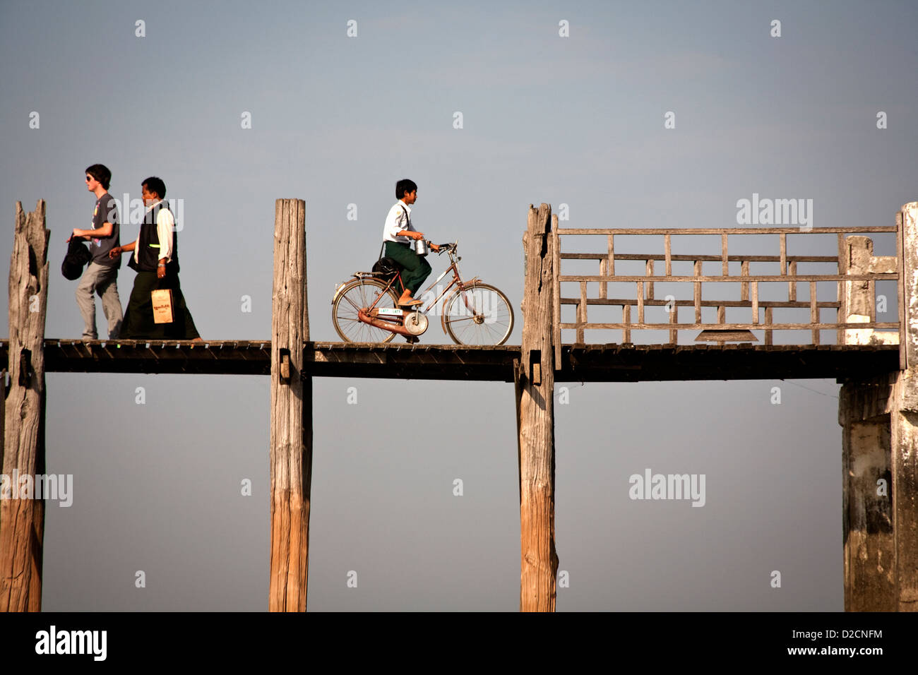 Radfahrer und Fußgänger auf U Bein Brücke Myanmar (Burma) Stockfoto