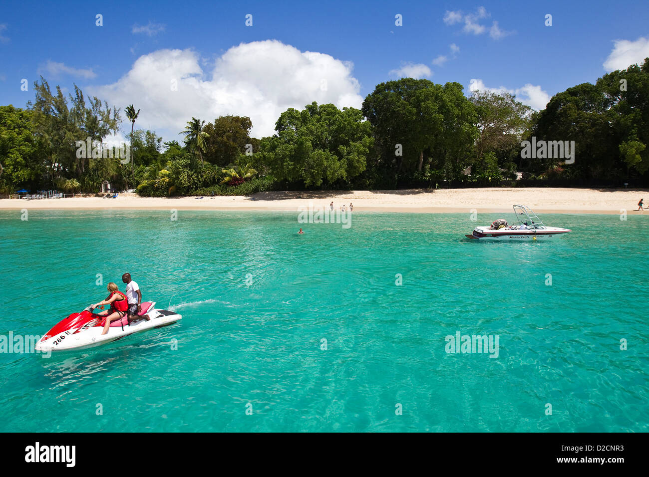 Wassersport an Sandy Lane Bay, Westküste Barbados, Karibik Stockfoto
