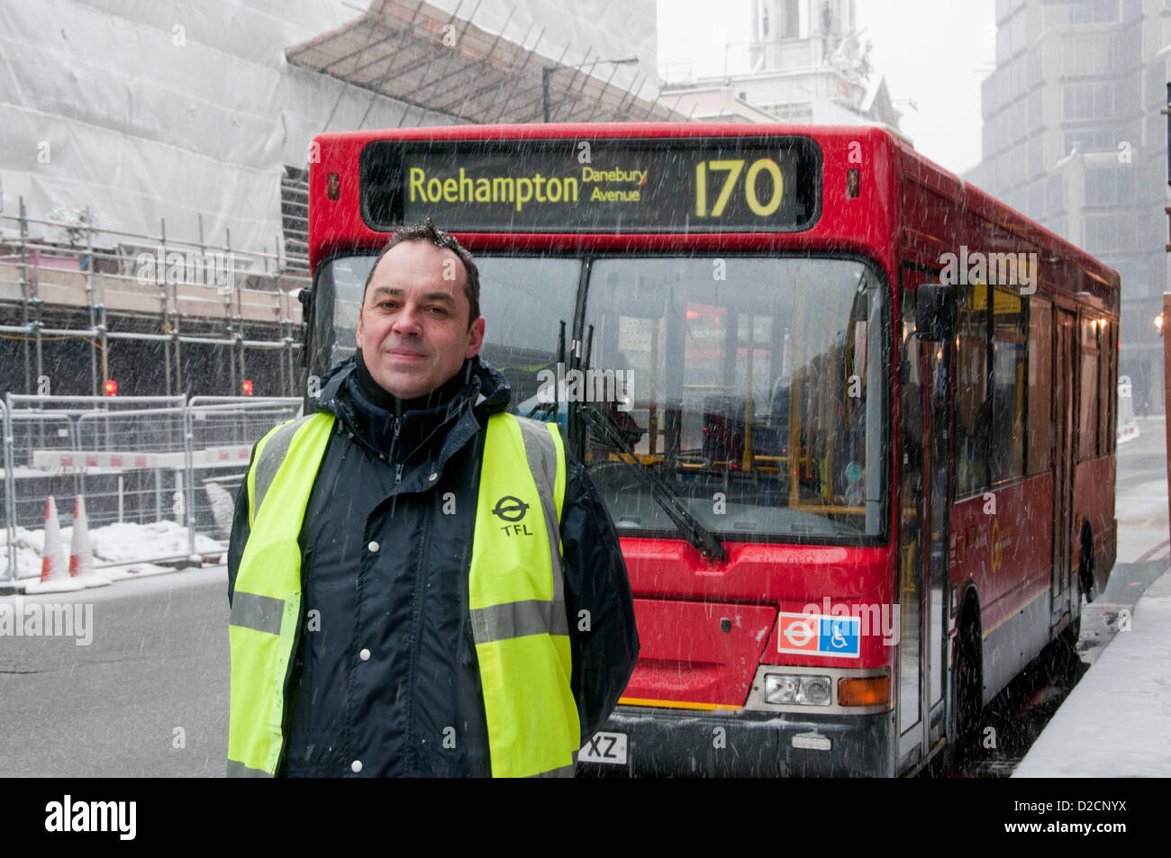 London, UK. 20.01.13. Ein Transport für London-Umsatz-Inspektor wurde auf Notdienst Beratung Reisende auf Routenänderungen nach Hubschrauberabsturz letzte Woche in Vauxhall gelegt.     Bildnachweis: Pete Maclaine/Alamy Live-Nachrichten Stockfoto