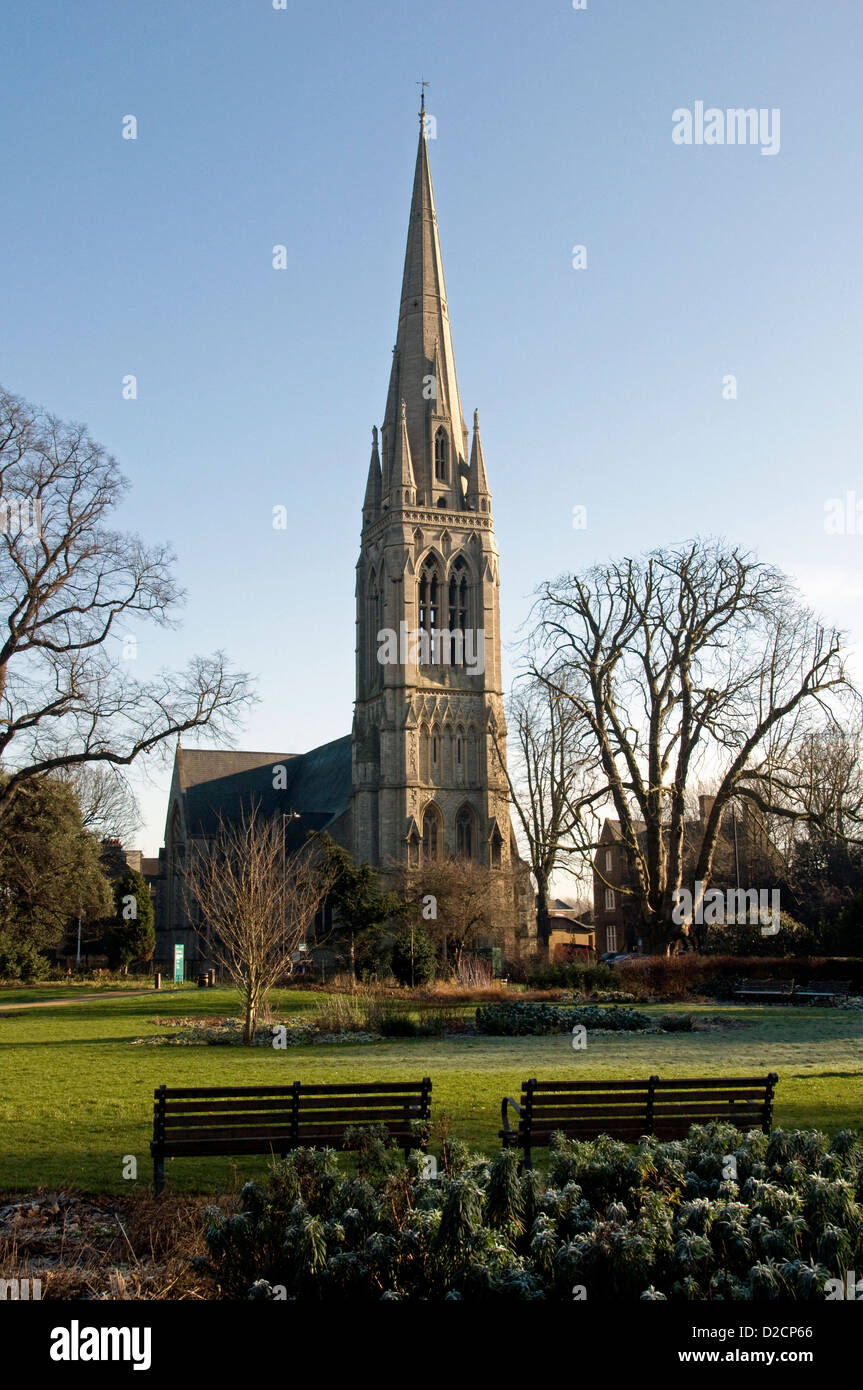 St. Marienkirche New mit Bänken und mattierte Pflanzen im Vordergrund Clissold Park Stoke Newington London England UK Stockfoto