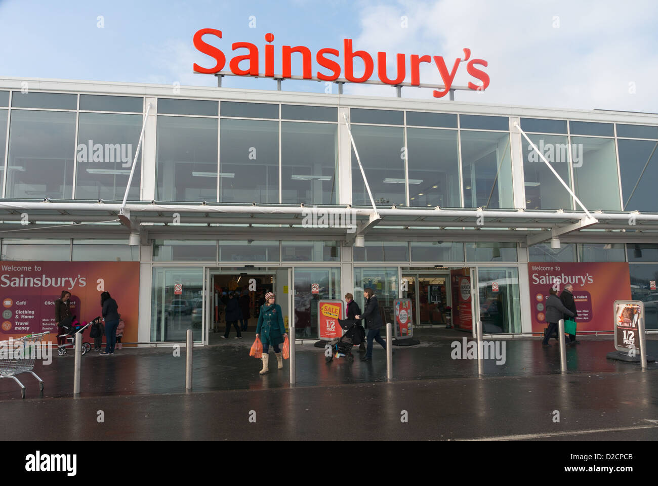 Shopper am Eingang zum Sainsbury Supermarkt in Washington-Nord-Ost England UK Stockfoto