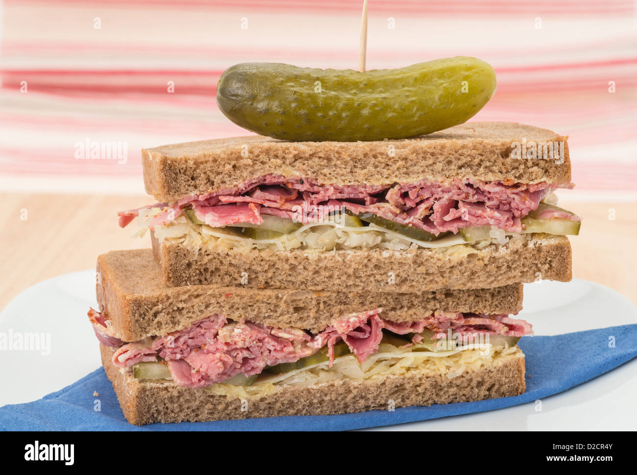 Ein New York Deli Pastrami auf Roggenbrot. Dieses Sandwich hat Scheiben Pastrami, geriebener Emmentaler Käse, Gurke, Senf Stockfoto