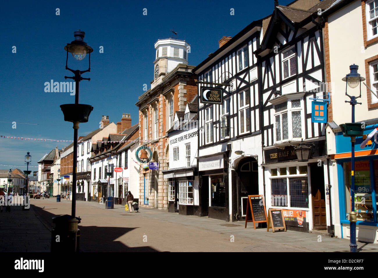Straße in Melton Mowbray mit Half Moon Inn und Ye Olde Shoppe Pork Pie. Stockfoto