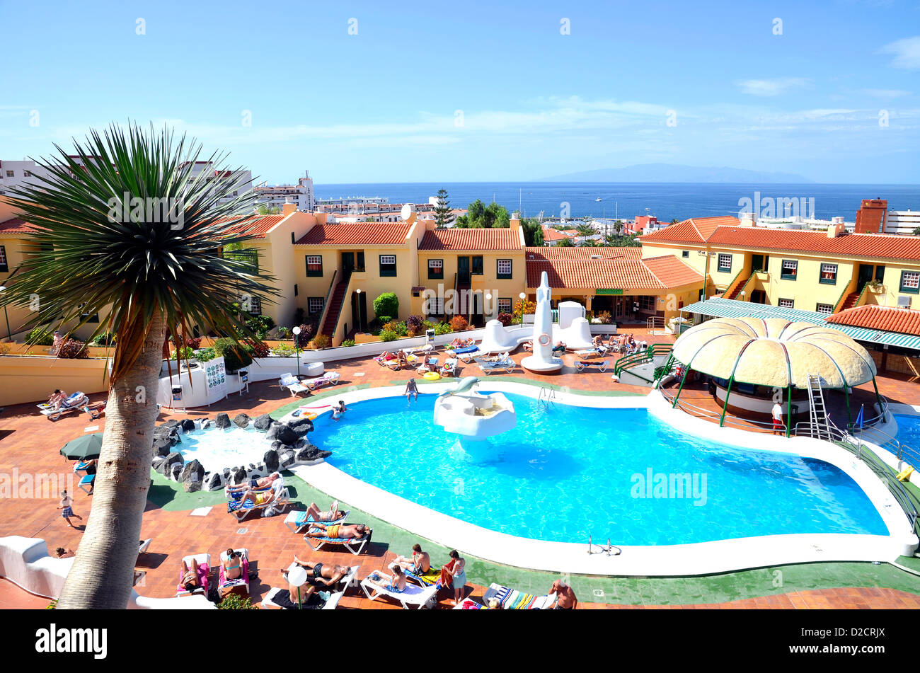 Ein Hotel und Ferienwohnungen im Ferienort Puerto Colon auf der Costa Adeje, Teneriffa, Kanarische Inseln Stockfoto