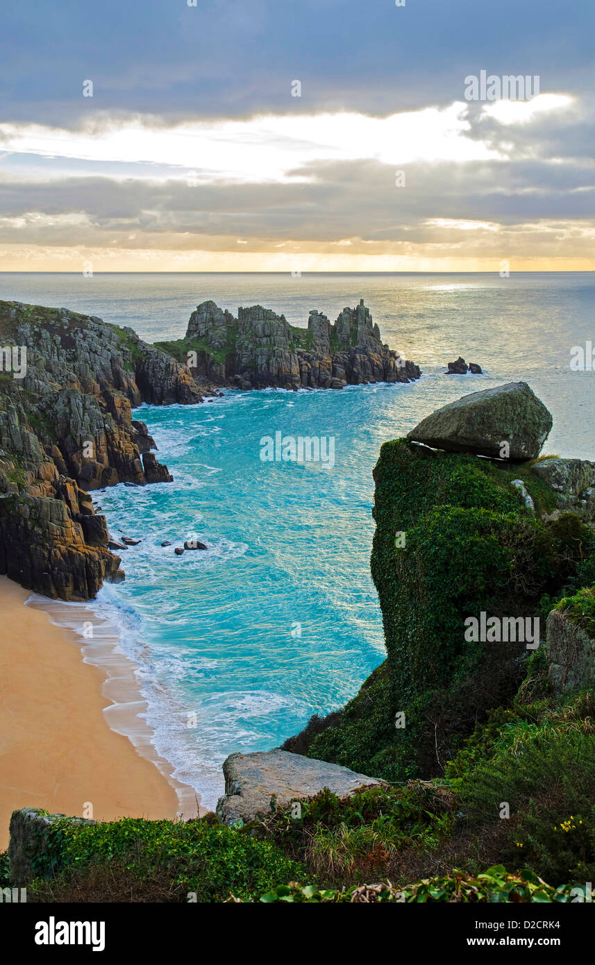 Frühen Morgenlicht am Pednvounder Strand in der Nähe von Porthcurno in Cornwall, Großbritannien Stockfoto