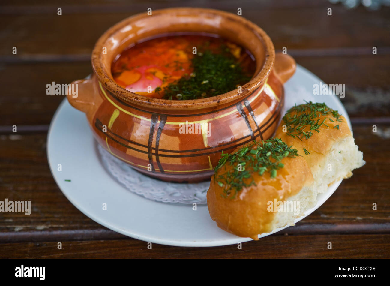 russischer Borschtsch, serviert mit Brot auf Holztisch Stockfoto