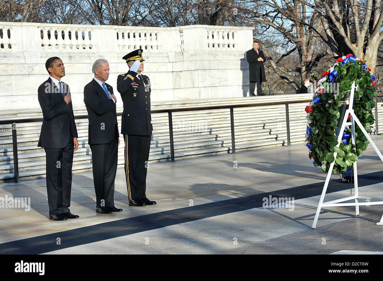 US-Präsident Barack Obama und Vize-Präsident Joe Biden Rendern Auszeichnung am Grab des unbekannten 20. Januar 2013 am Nationalfriedhof Arlington, VA. Es ist eine Tradition für den Präsidenten, die unbekannten Soldaten am Eröffnungstag zu Ehren. Stockfoto