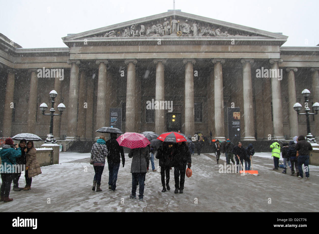 Zentral-London, UK. 20. Januar 2013. Besucher im British Museum trotzen Schnee, während Mitarbeiter im Museum versuchen, die p Stockfoto