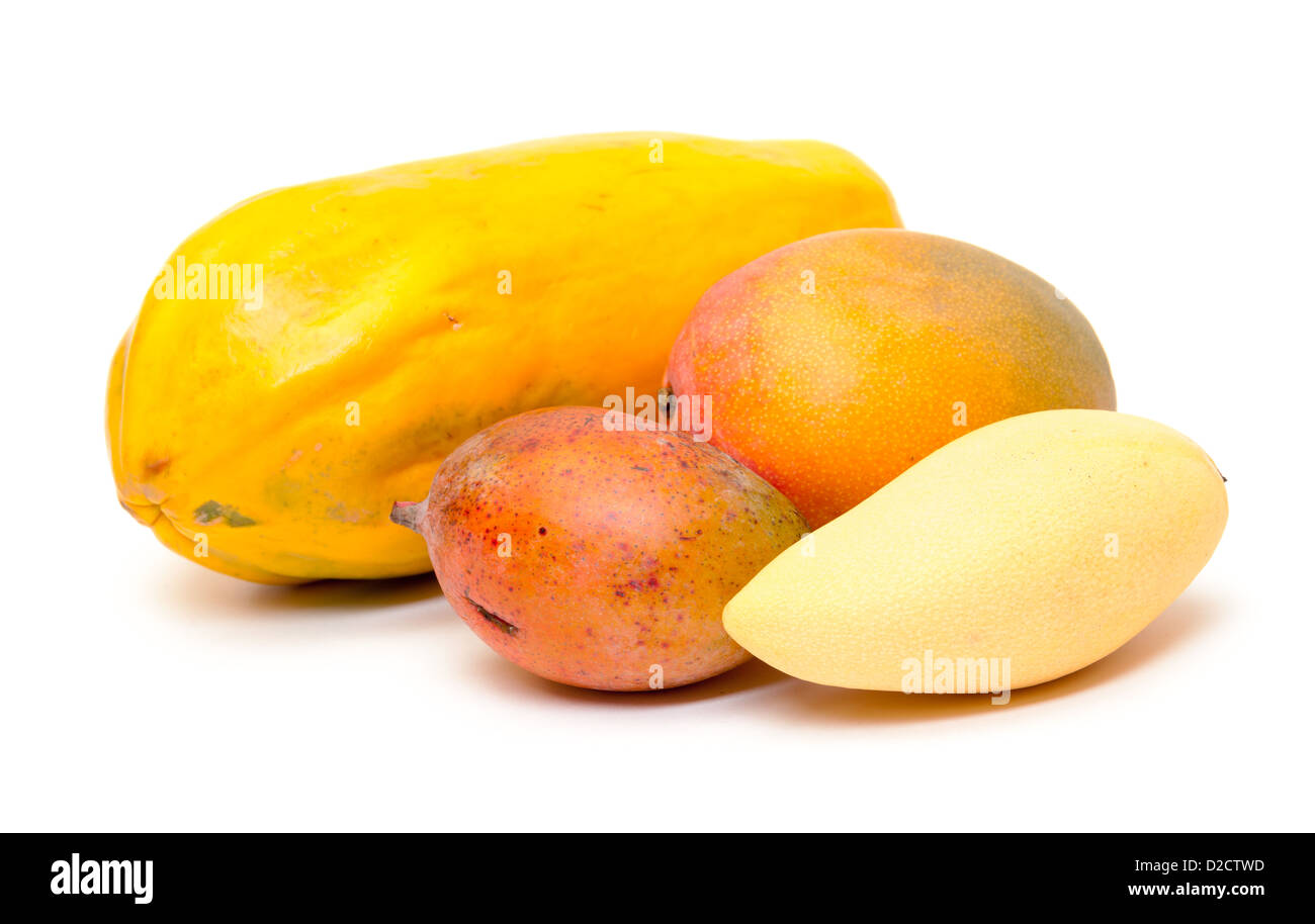 Frische Papaya und Mango auf weißem Hintergrund Stockfoto
