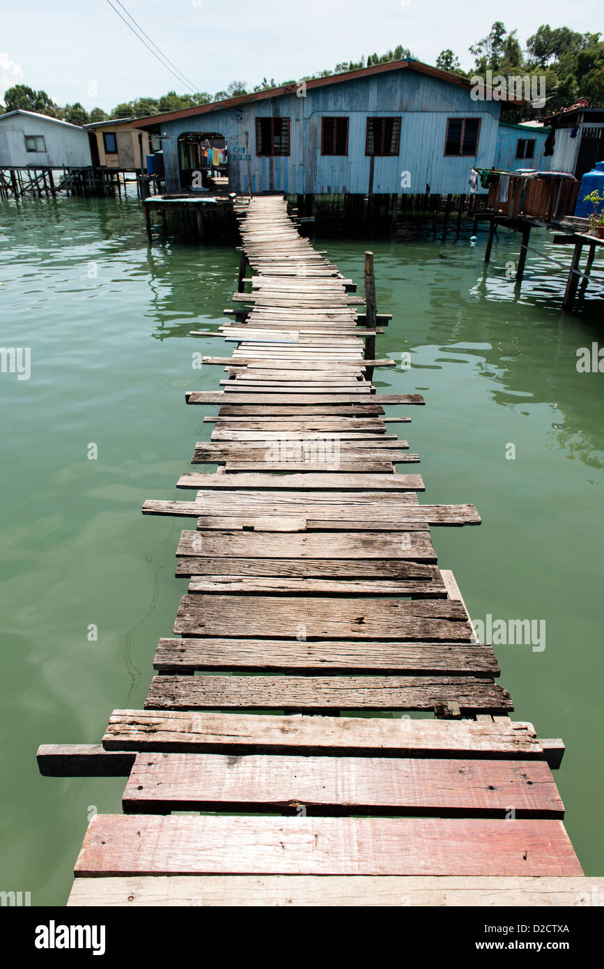 Traditionelle Häuser auf dem Wasser im Fischerdorf auf Gaya Insel Borneo Sabah Malaysia Stockfoto