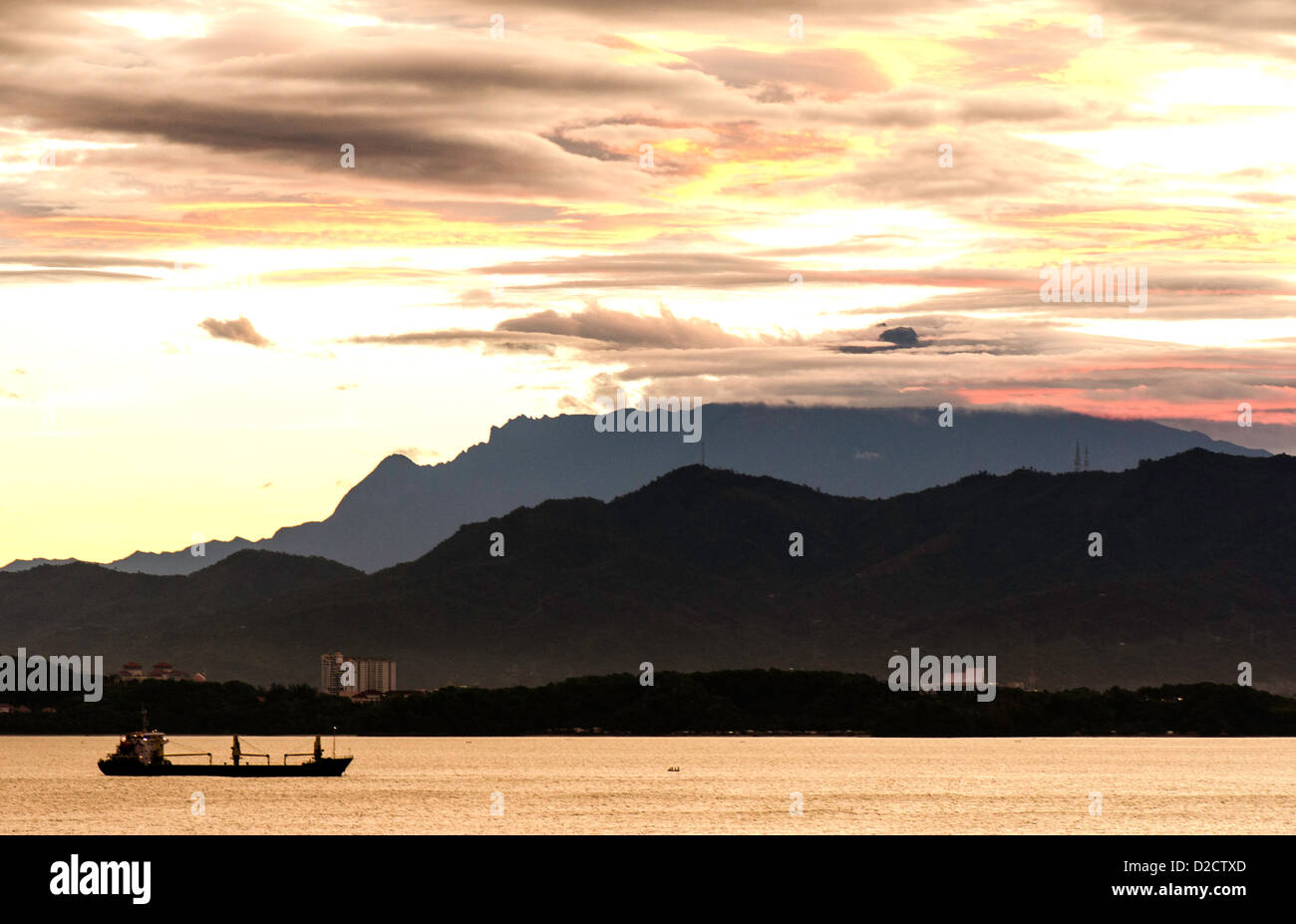 Ansicht von Kota Kinabalu aus Gaya Island im Morgengrauen Sabah Borneo Malaysia Stockfoto