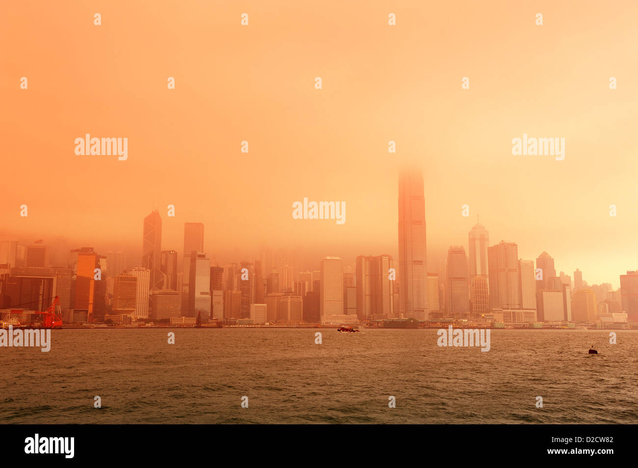 Hongkong Victoria Harbour Sonnenaufgang mit roter Farbe Stockfoto