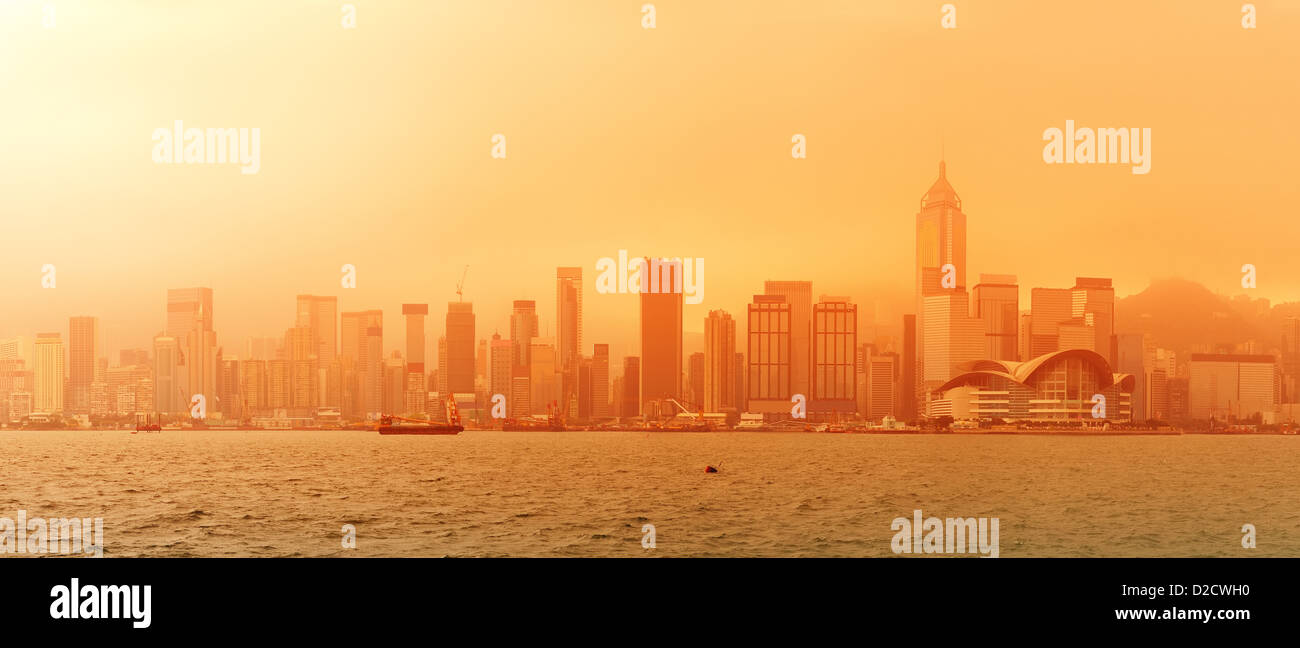 Hongkong Victoria Harbour Sonnenaufgang mit roter Farbe Stockfoto