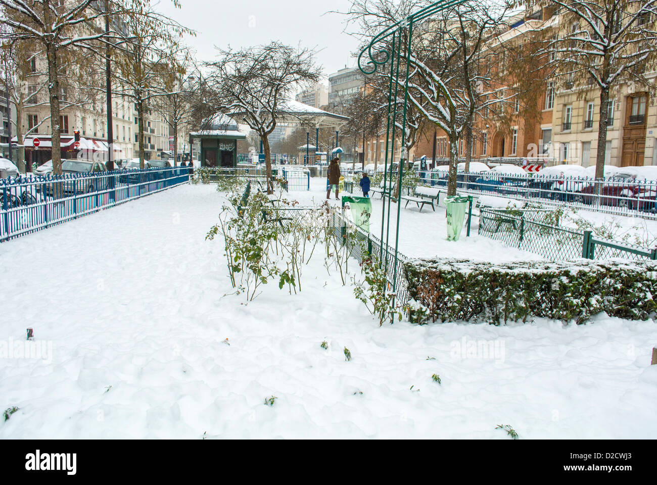 Paris, Frankreich, Straßenszene, Franzosen genießen Winterschneeszene, öffentliche Gärten, Winterstraße paris Schnee Stockfoto