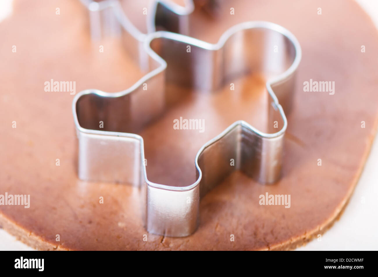 Pastry Cutter in Form von Lebkuchen-Mann auf Teig, unscharf gestellt Stockfoto