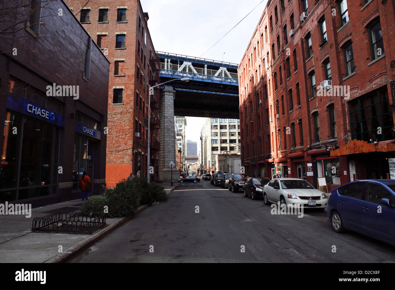 DUMBO (Down under die Manhattan Bridge) Nachbarschaft, Brooklyn, NY, USA, Ansatz für die Brücke über eine Straße Stockfoto