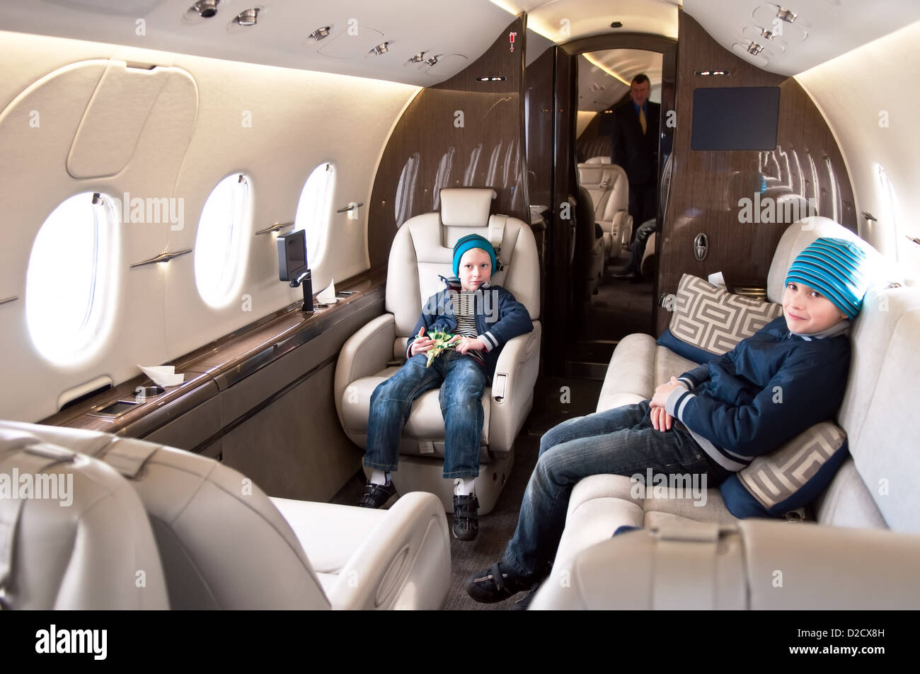 Familie von kommerziellen Flugzeug reisen Stockfoto