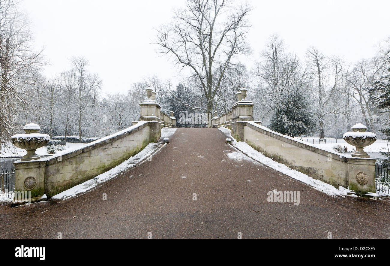 Neopalladian steinerne Brücke auf dem Gelände der Chiswick House, im Schnee Stockfoto