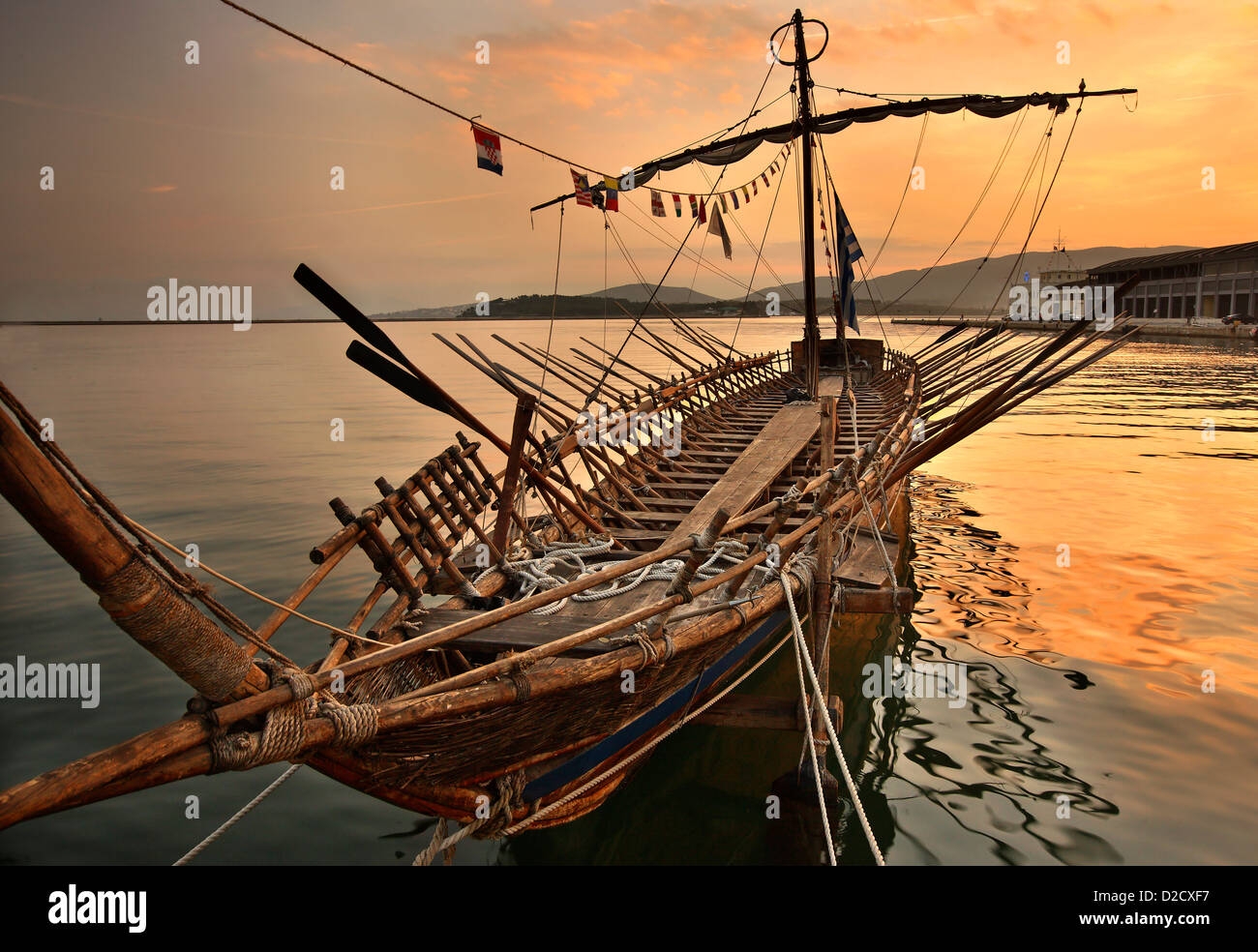 Replik der "Argo", die mythische Schiff von Jason und den Argonauten am Hafen von Volos, Magnisia, Thessalien, Griechenland. Stockfoto